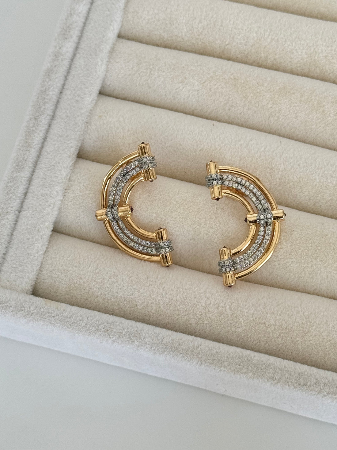 İTHAL TAŞ DETAYLI GOLD KÜPE