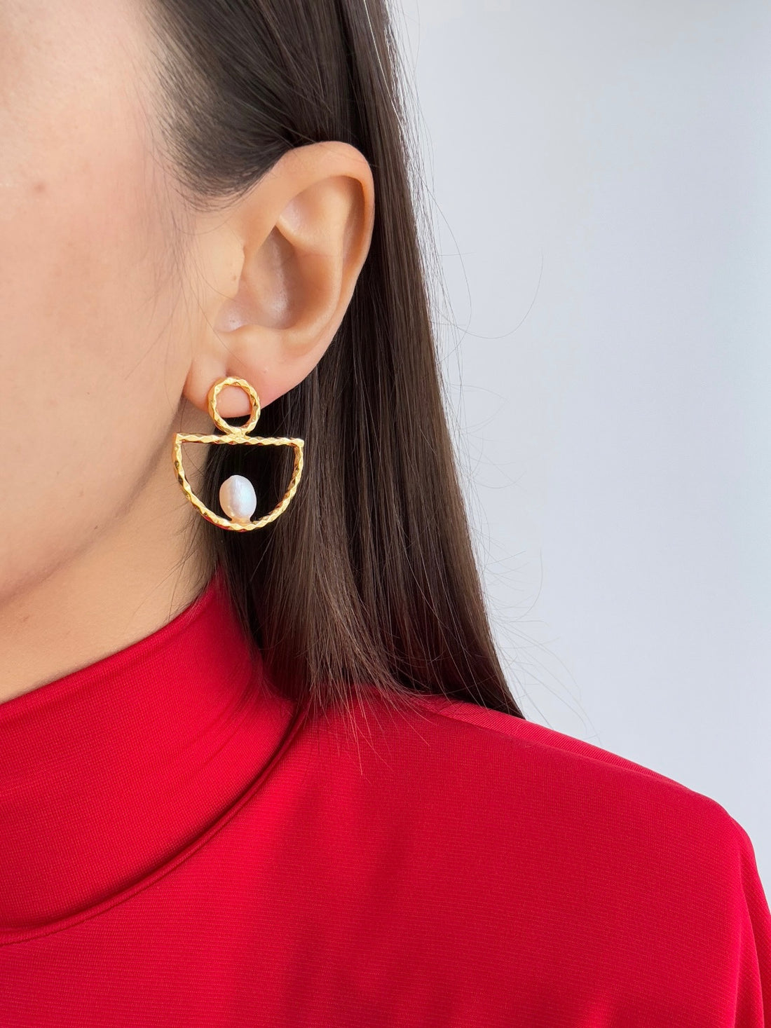 İNCİ DETAYLI YARIM DAİRE MODEL ALTIN KAPLAMA KÜPE