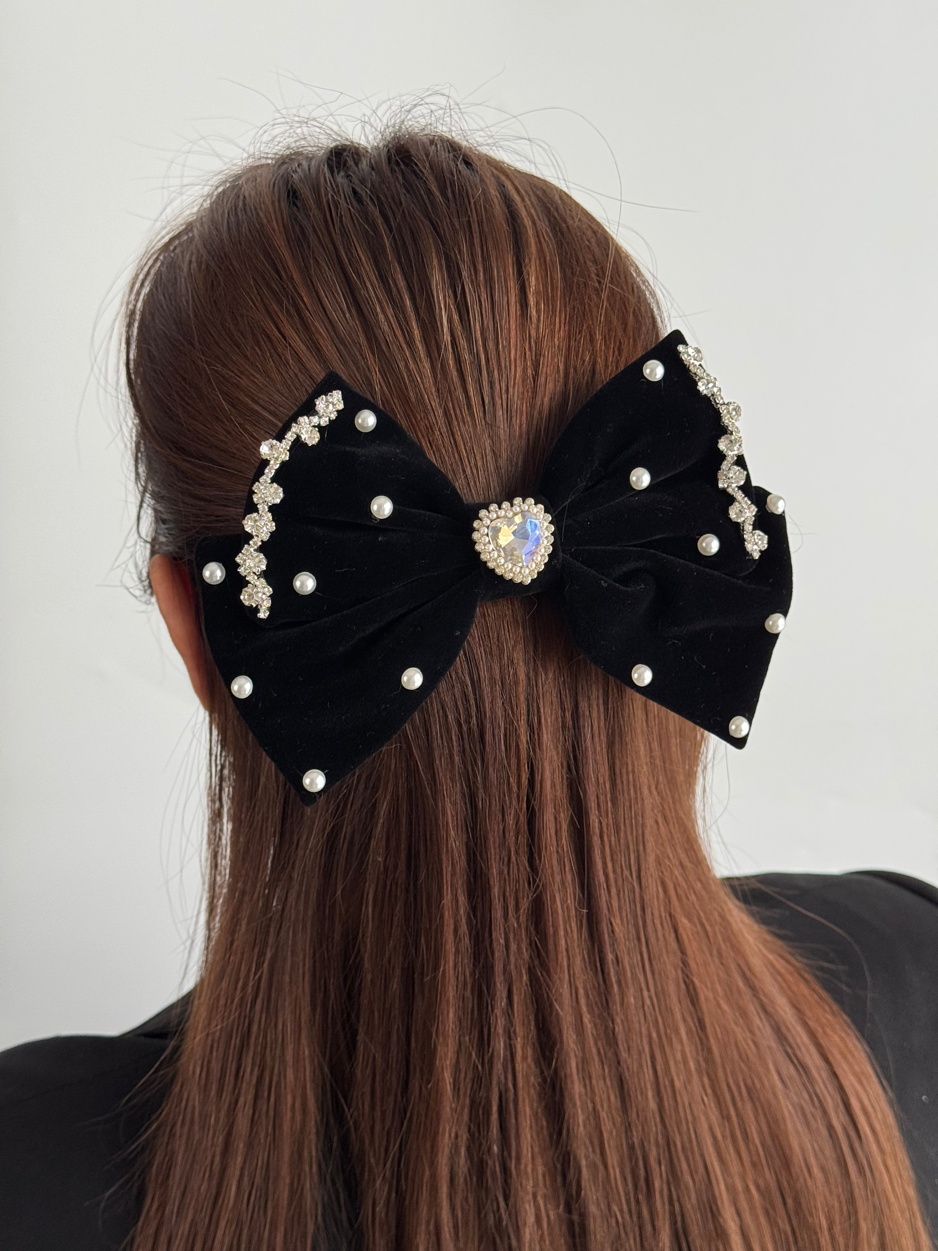 İTHAL SİYAH KADİFE KALP DETAYLI FİYONK TOKA