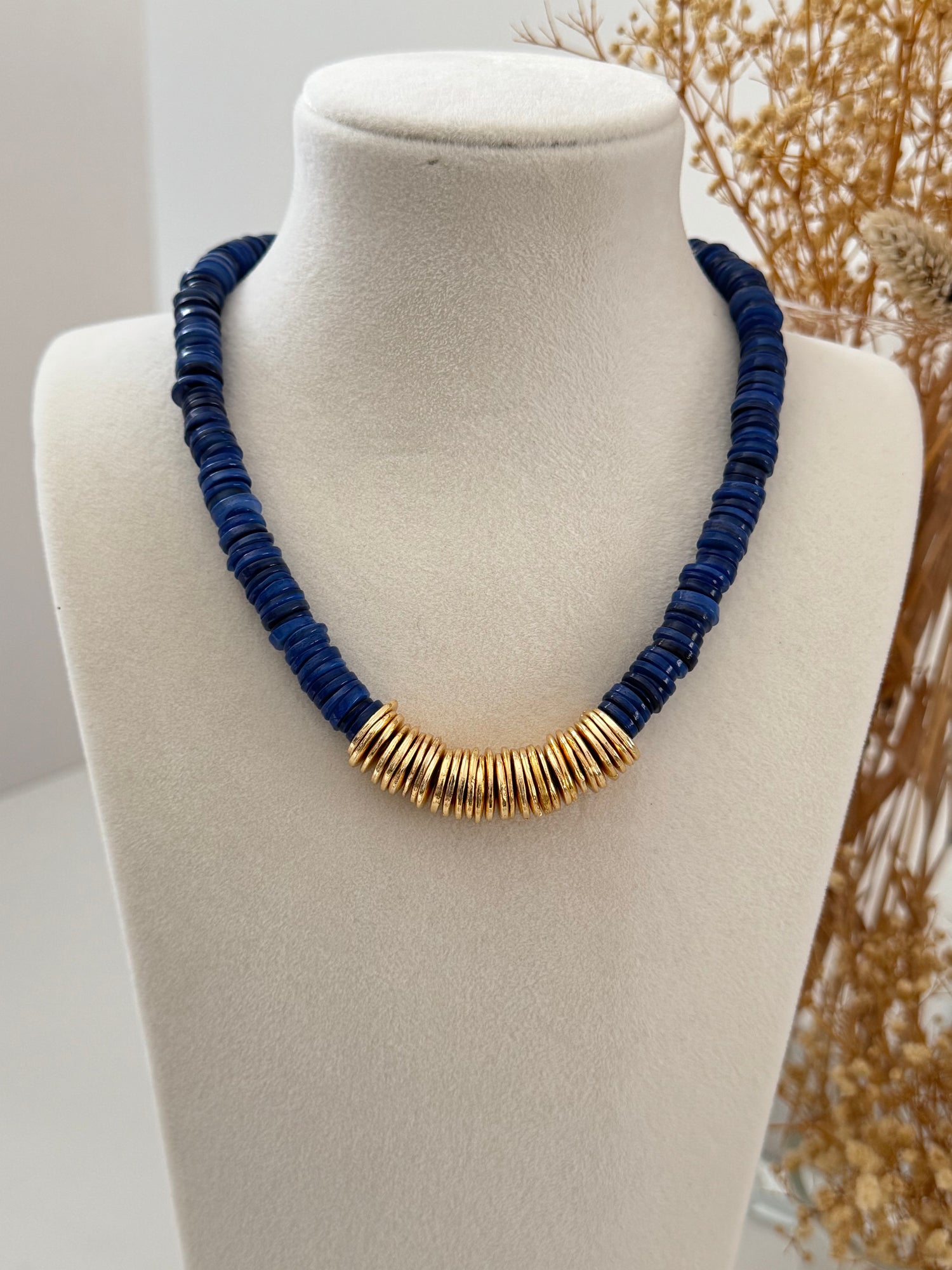 AVEN ALTIN KAPLAMA DETAYLI MAVİ CAM BONCUK KOLYE