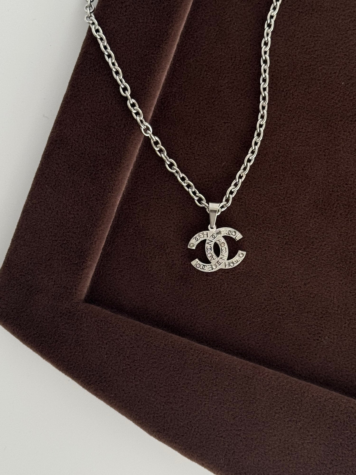 TAŞ DETAYLI MARKA MODEL SİLVER ÇELİK KOLYE