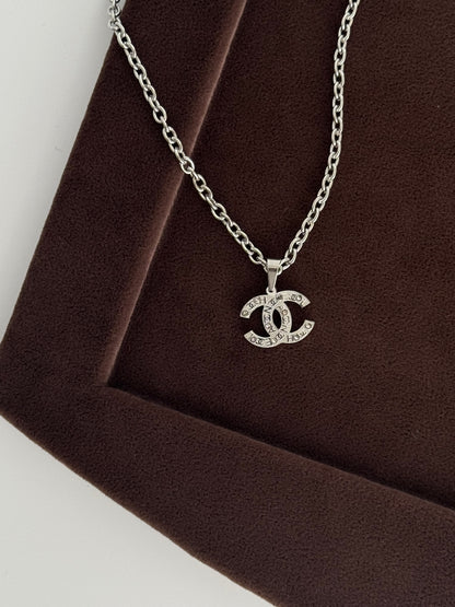 TAŞ DETAYLI MARKA MODEL SİLVER ÇELİK KOLYE