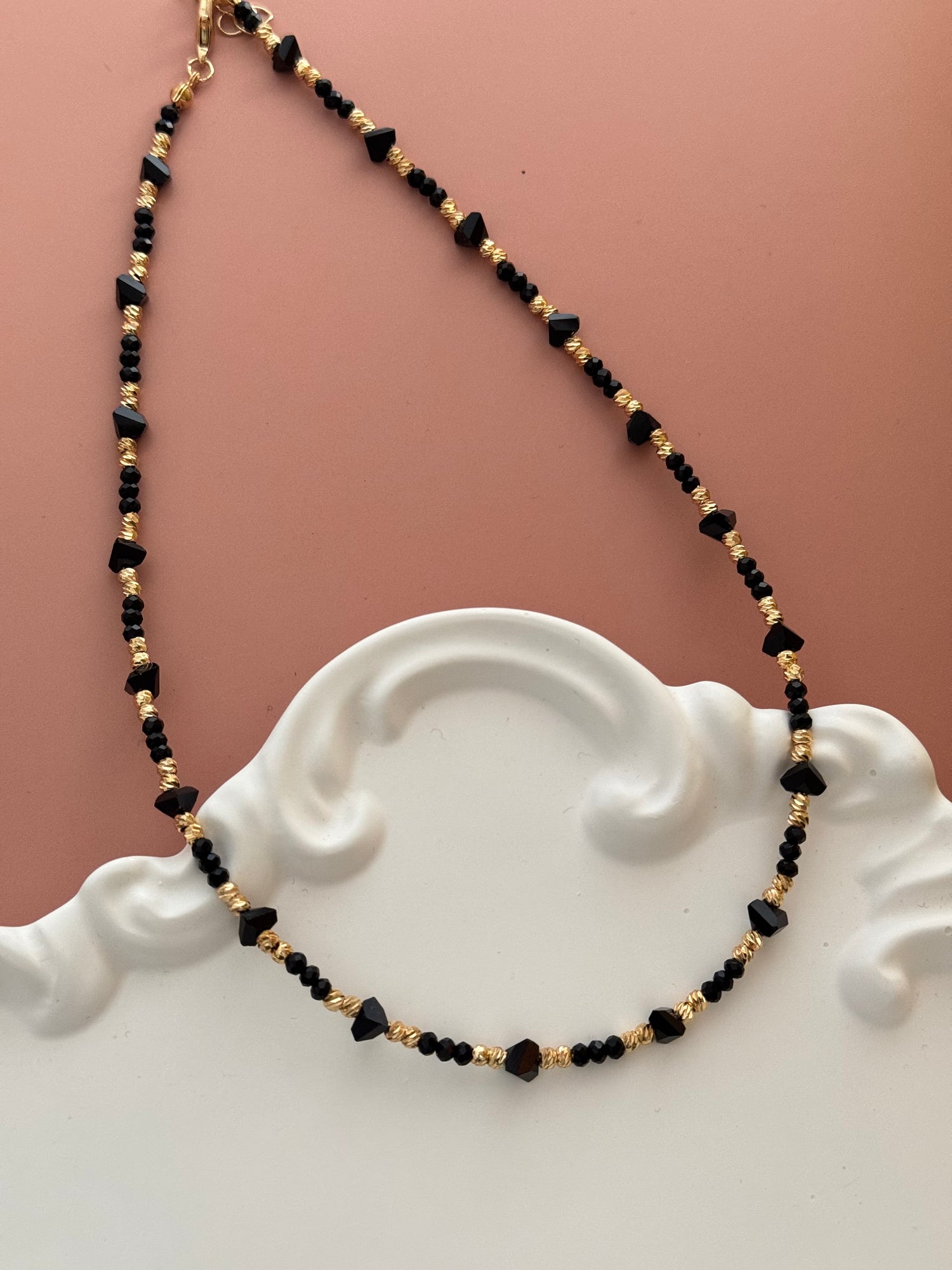 MİVA SİYAH DOĞAL TAŞ DETAYLI ALTIN KAPLAMA DORİKALI KOLYE