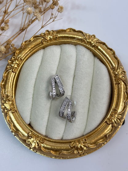 İTHAL TAŞ DETAYLI MİNİMAL KİLİT KÜPE