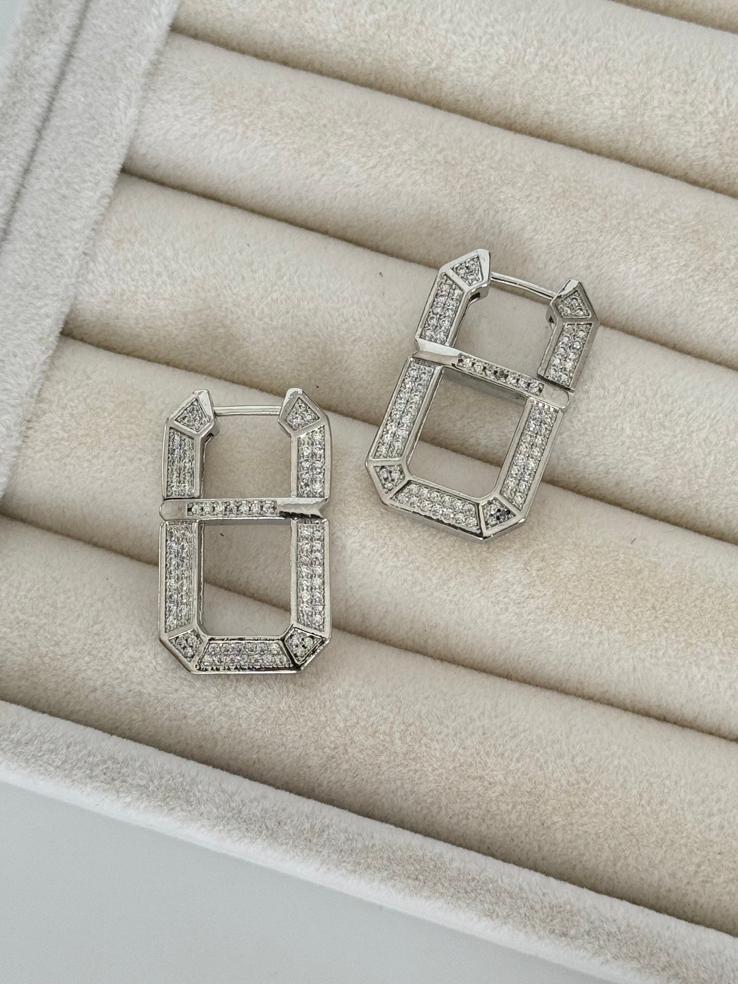 NARE İTHAL TAŞ DETAYLI SİLVER LEYLA KÜPE