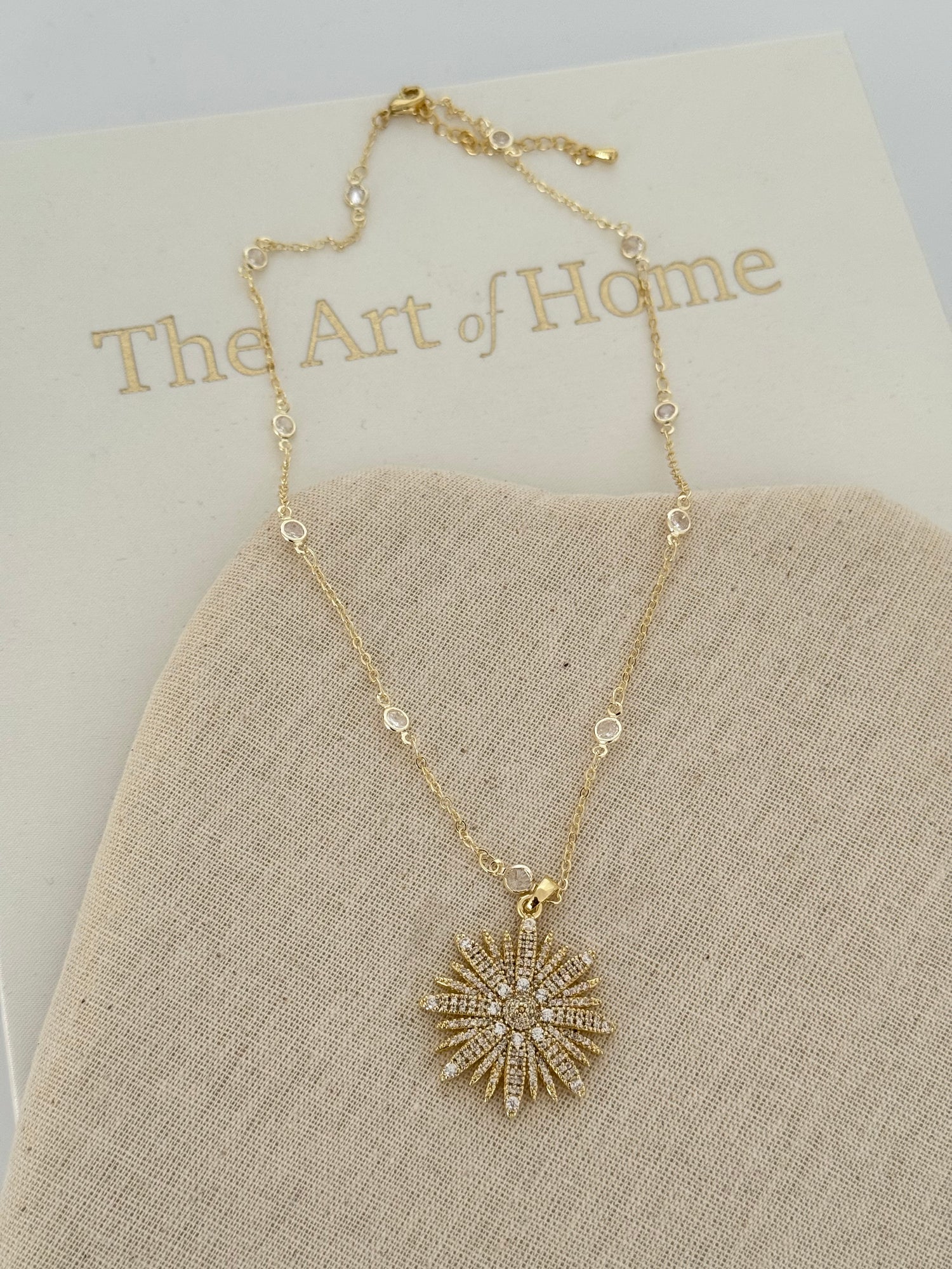 AİRA TAŞ DETAYLI GOLD GÜNEŞ KOLYE