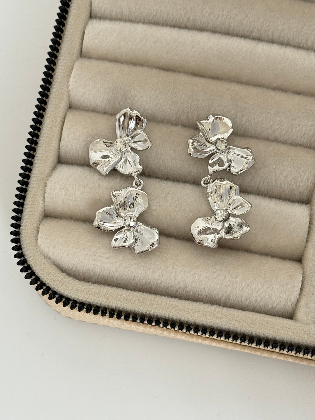 İTHAL ÇİÇEK DETAYLI SİLVER KÜPE