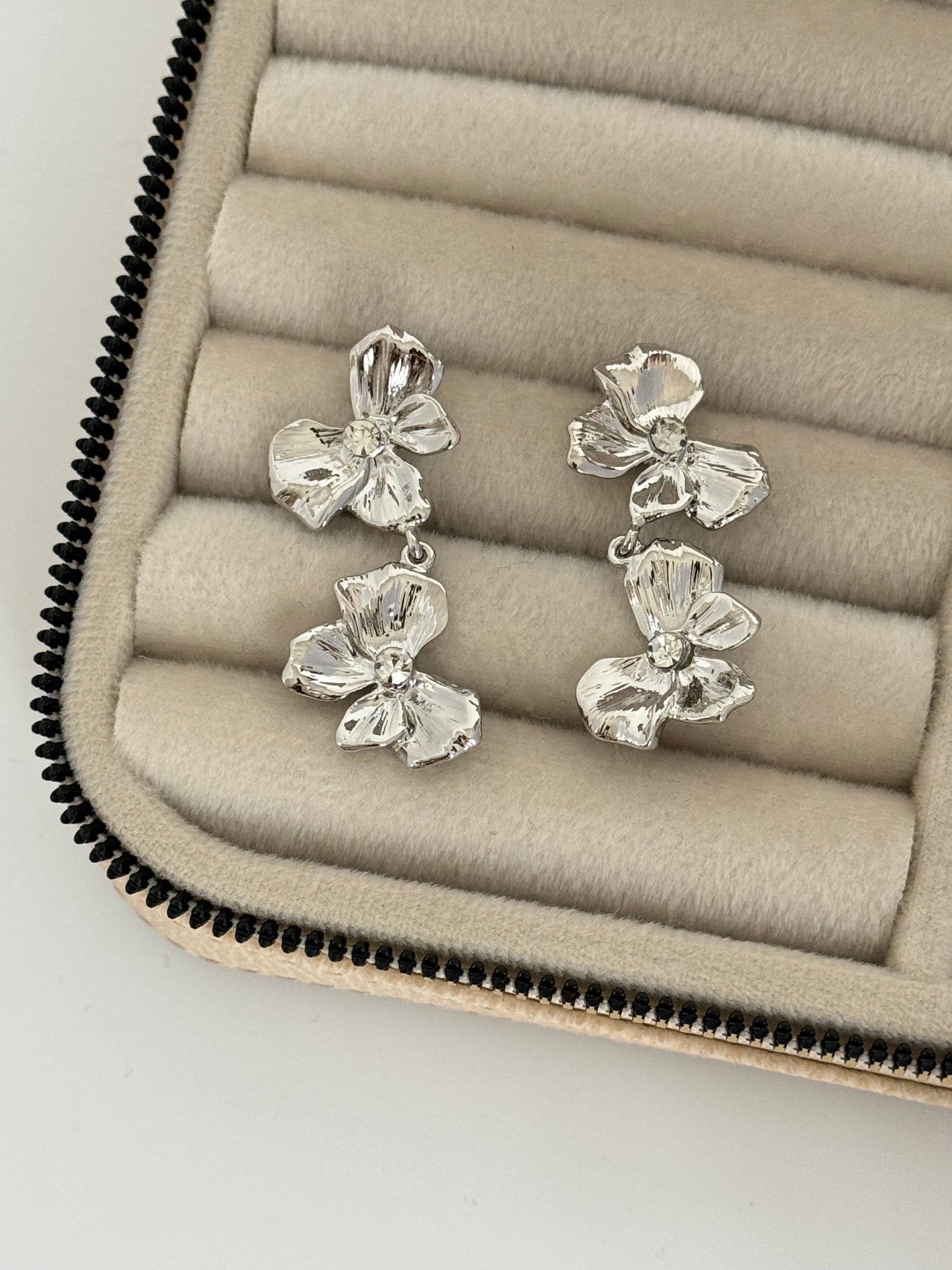 İTHAL ÇİÇEK DETAYLI SİLVER KÜPE