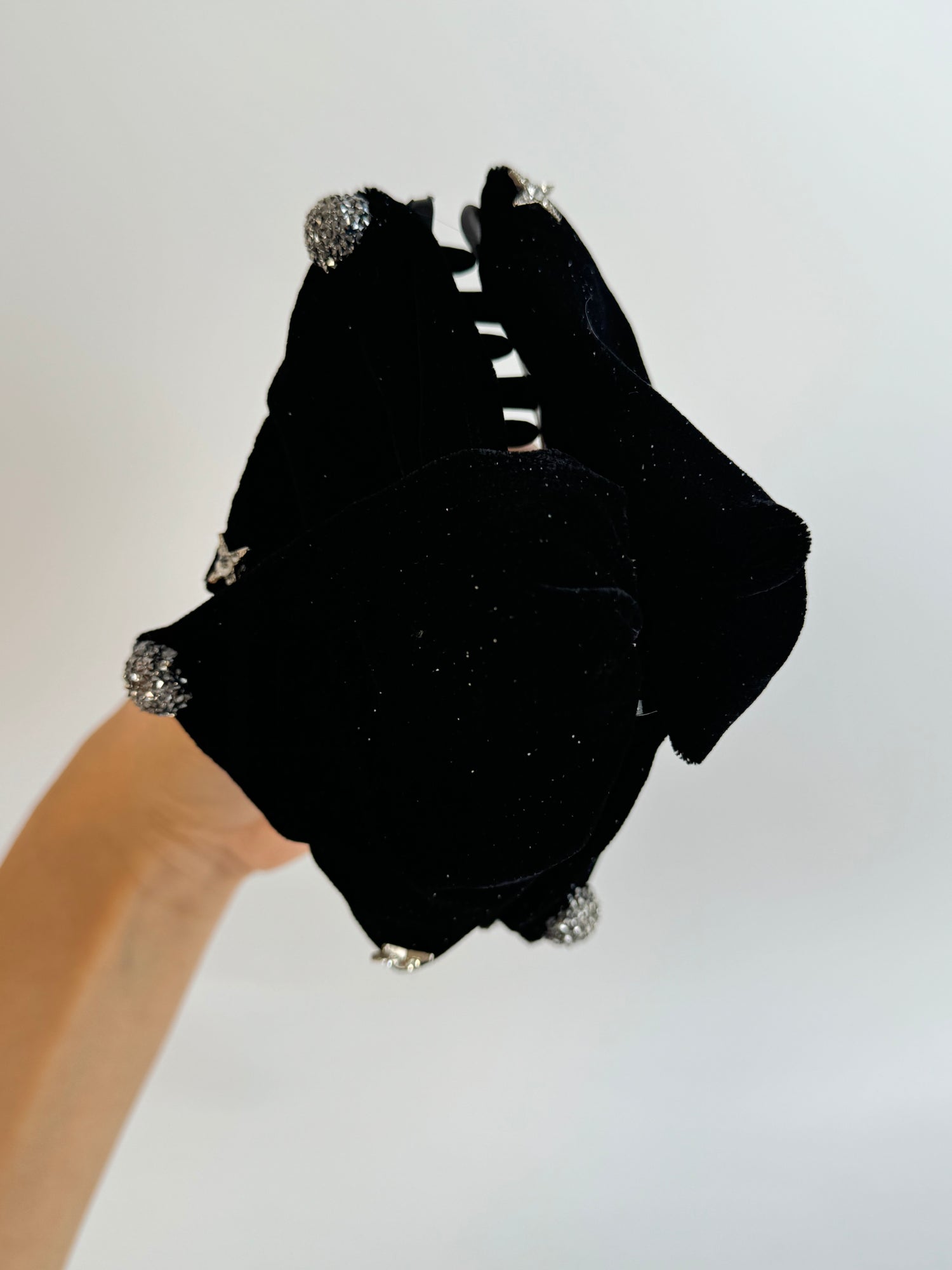 İTHAL SİYAH KADİFE TAŞ DETAYLI MANDAL DUBAİ TOKA