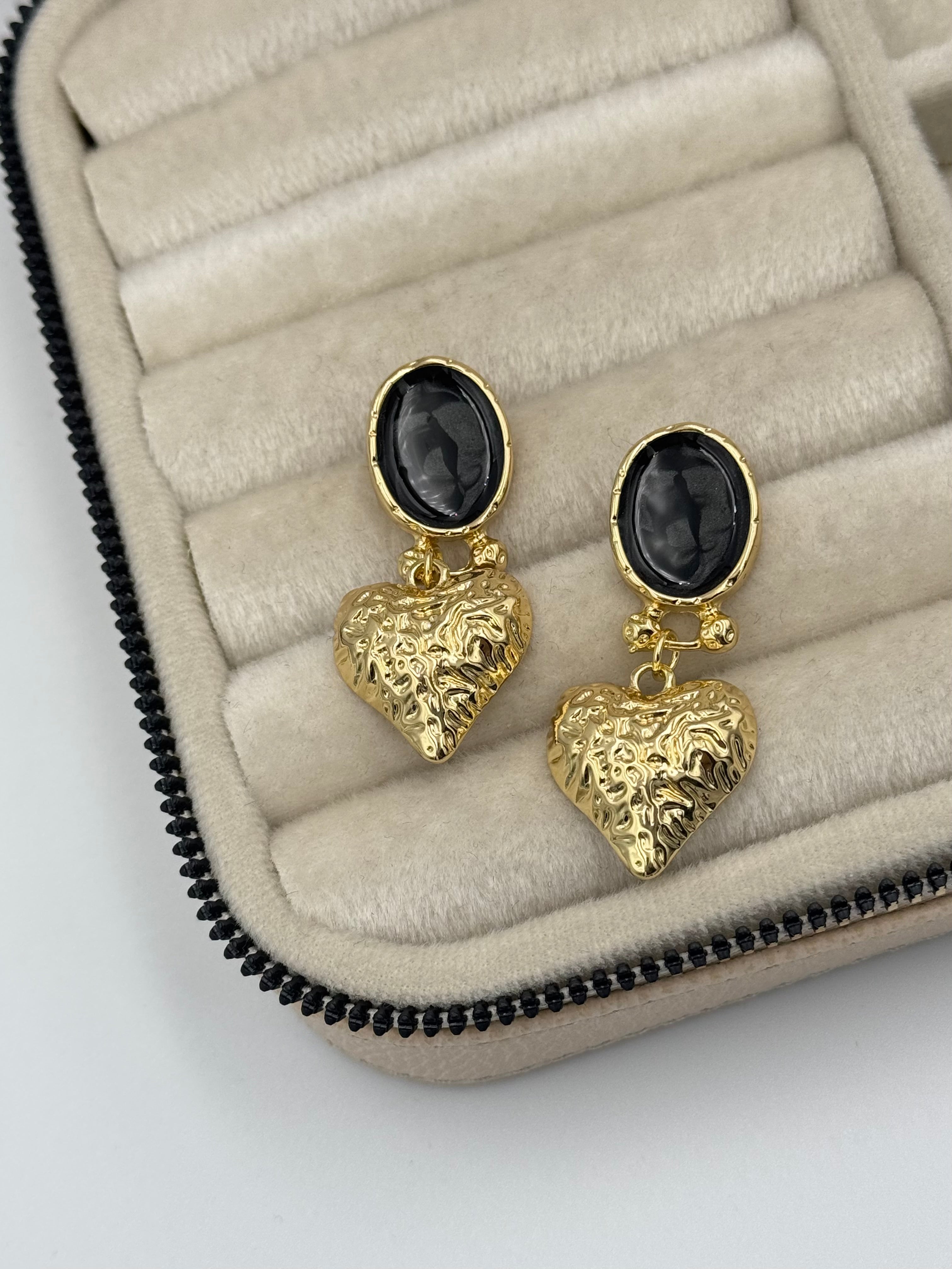 İTHAL KALP DETAYLI SİYAH MİNELİ GOLD KÜPE