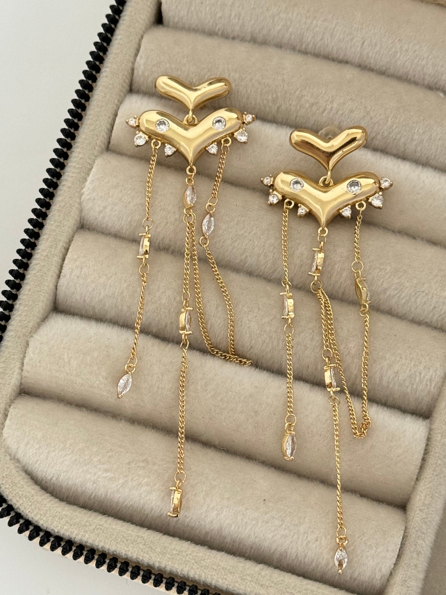 İTHAL KALP DETAYLI SALLANTILI GOLD KÜPE