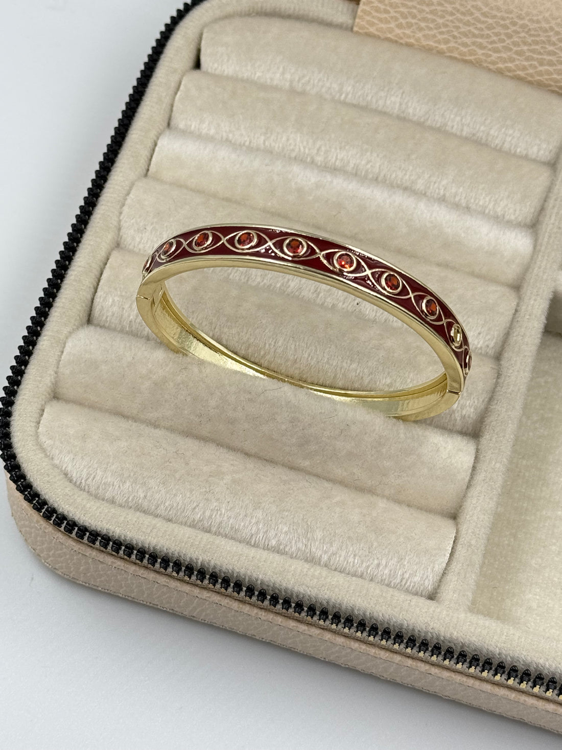 İTHAL BORDO MİNELİ TAŞ DETAYLI GOLD KELEPÇE BİLEZİK