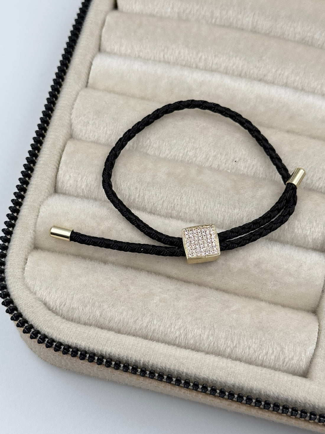 İTHAL TAŞLI KARE FORMLU SİYAH İPLİ AYARLANABİLİR BİLEKLİK