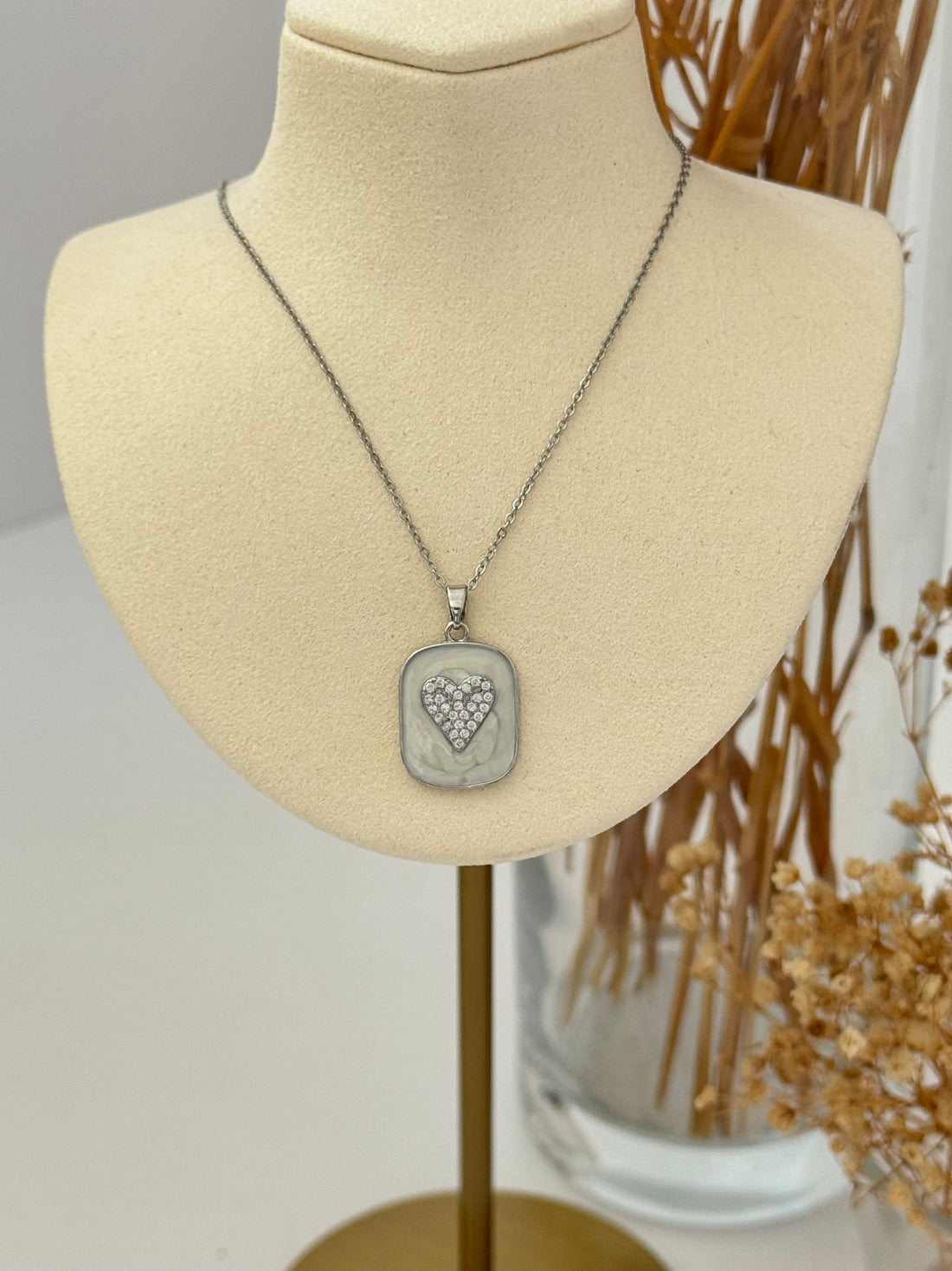 BEYAZ MİNELİ KALP DETAYLI SİLVER ÇELİK KOLYE