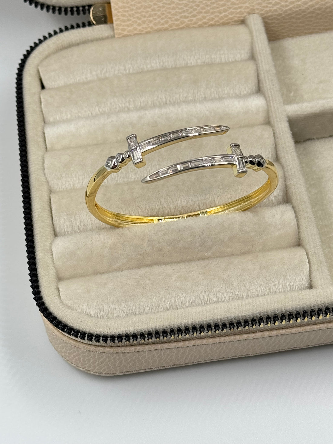 İTHAL KILIÇ DETAYLI GOLD KELEPÇE BİLEZİK