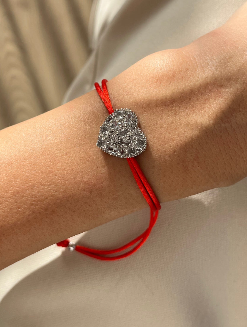 KALP DETAYLI KIRMIZI İPLİ AYARLANABİLİR BİLEKLİK