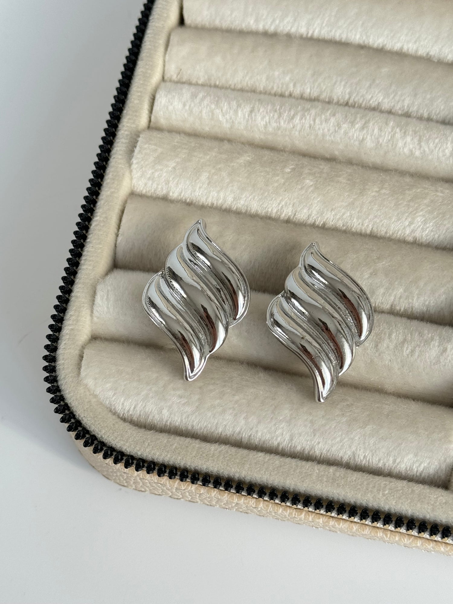 İTHAL DALGA DESENLİ SİLVER KÜPE