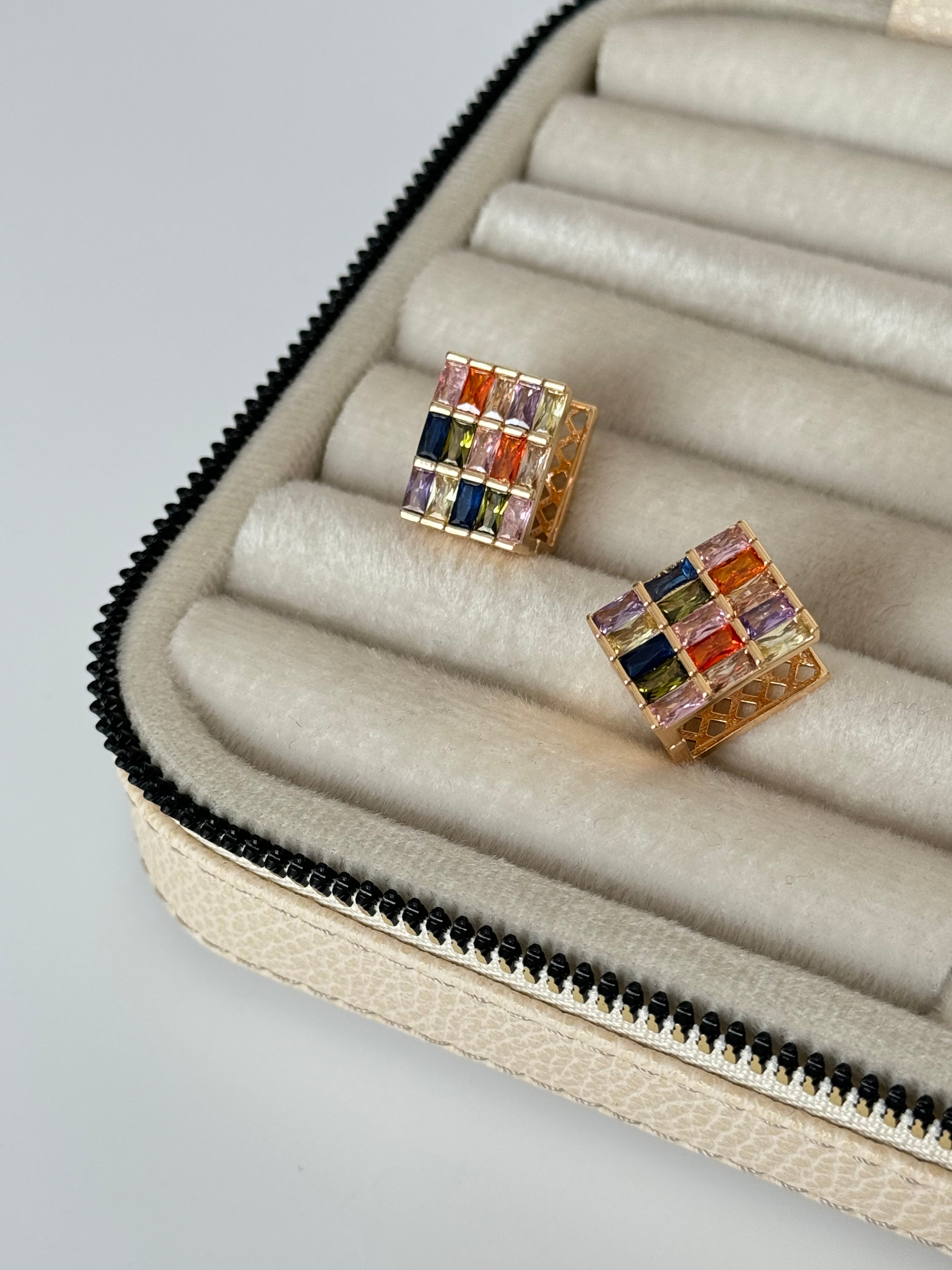 İTHAL RENKLİ TAŞLI GOLD KÜP KÜPE