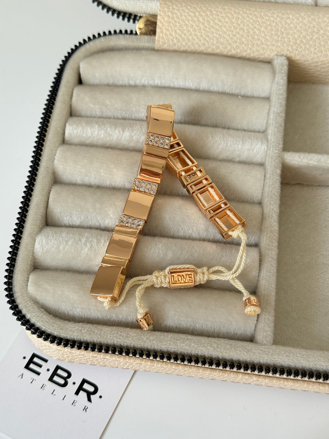 İTHAL TAŞ DETAYLI GOLD BEYAZ İPLİ BİLEKLİK