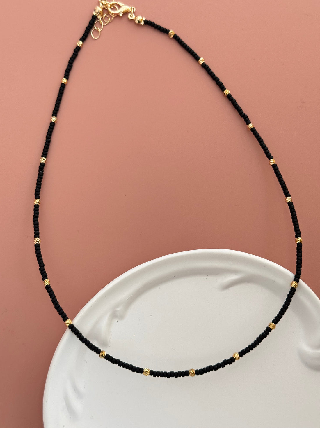 LUNE ALTIN KAPLAMA DORİKA DETAYLI SİYAH BONCUK KOLYE