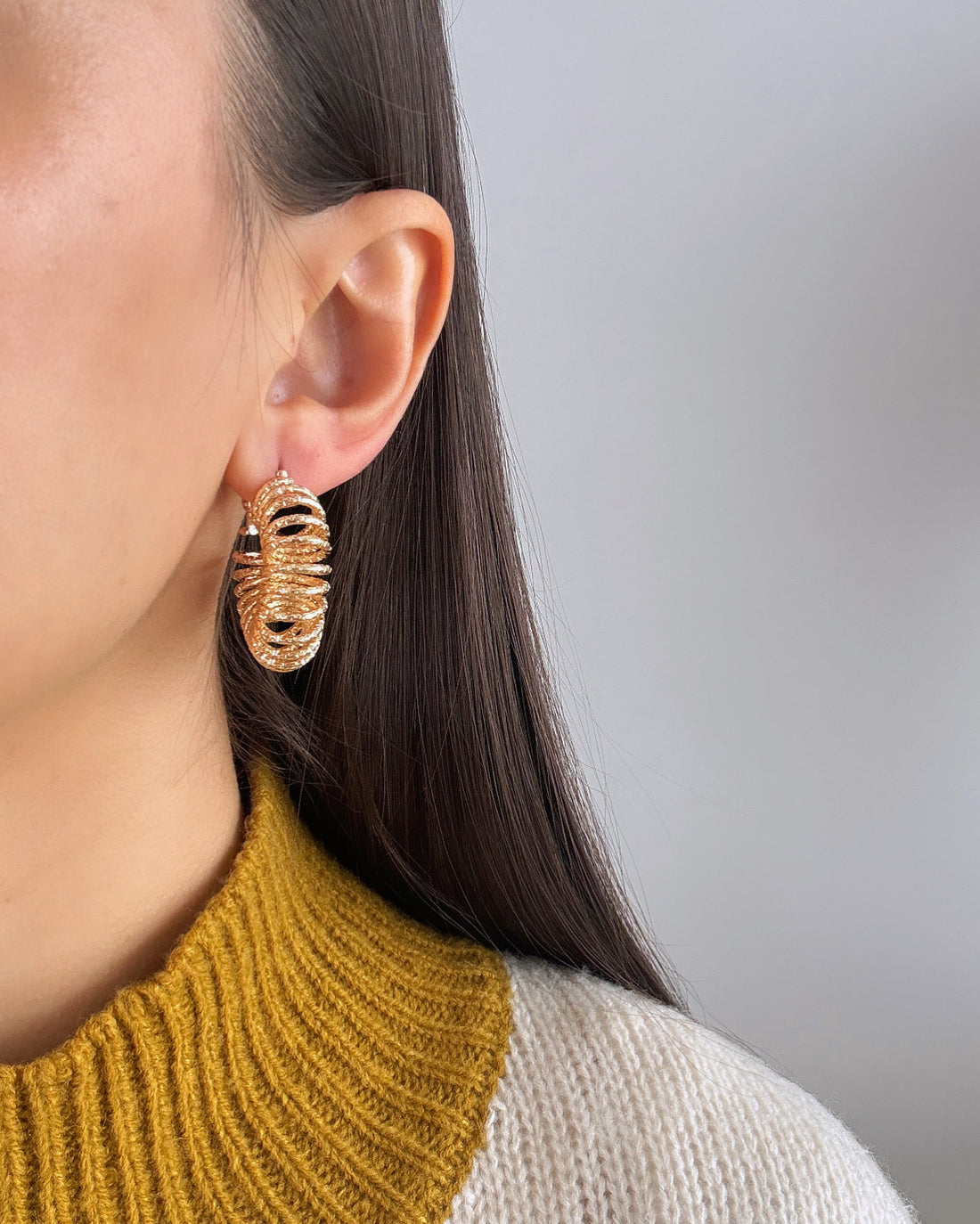 İTHAL SPİRAL DETAYLI GOLD HALKA KÜPE