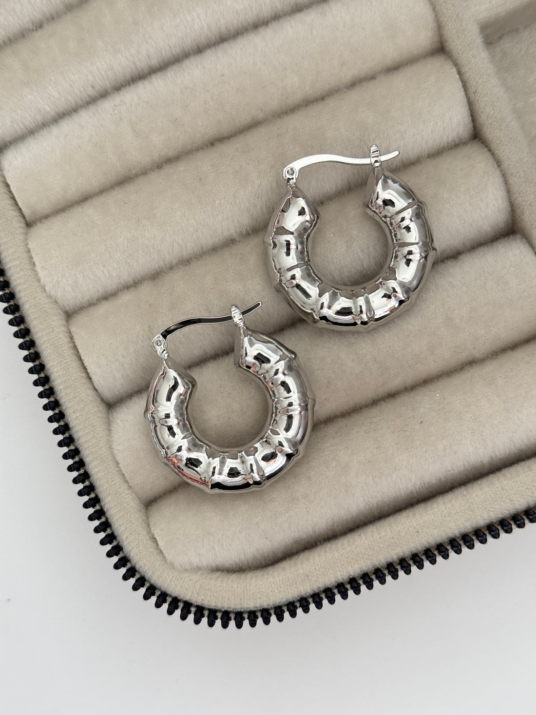 İTHAL BALON KEMİK DETAYLI SİLVER HALKA KÜPE