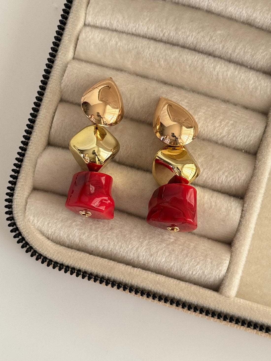 İTHAL MARKA MODEL KIRMIZI TAŞLI KÜPE