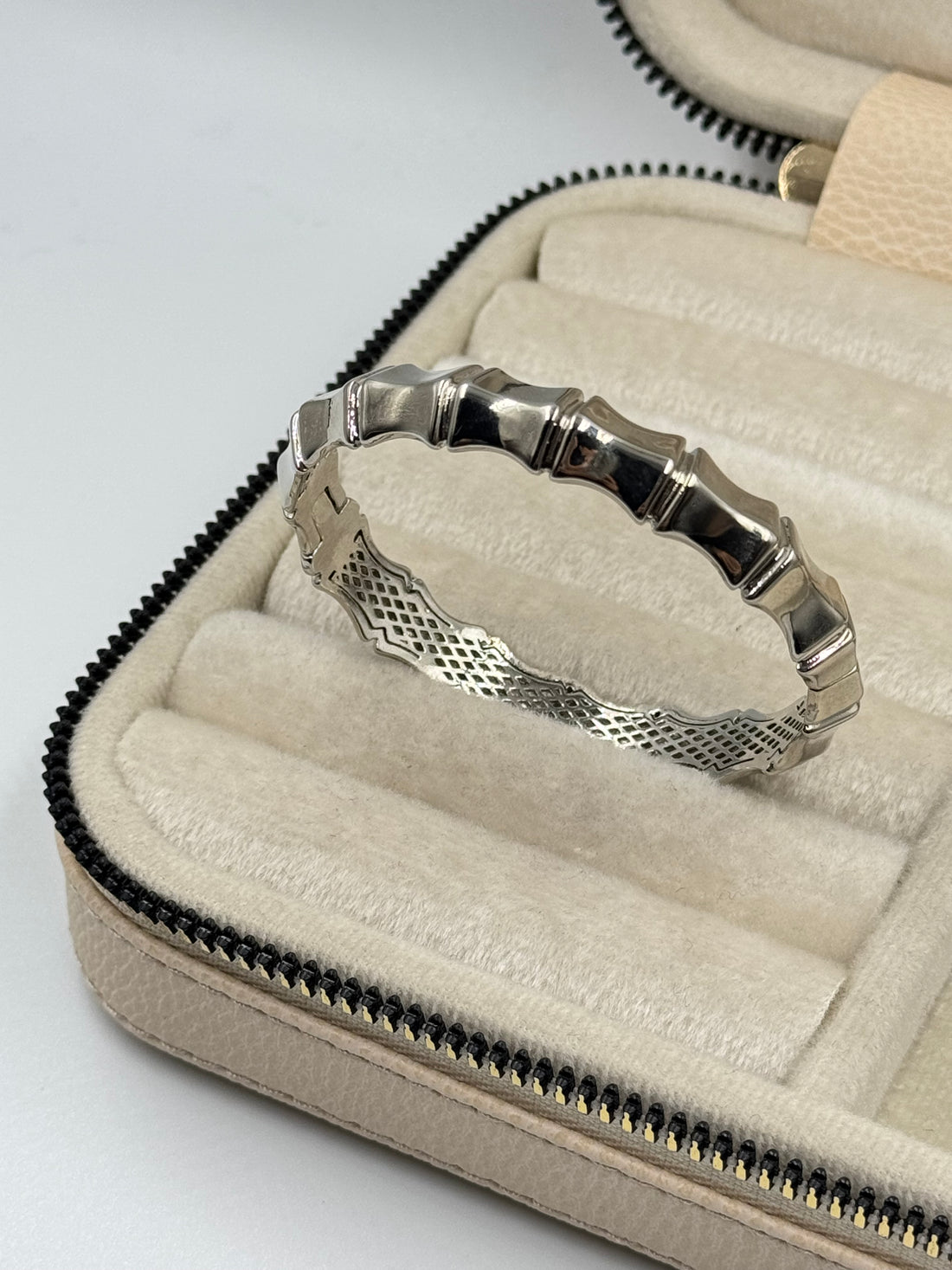 İTHAL KEMİK GÖRÜNÜMLÜ SİLVER KELEPÇE BİLEZİK