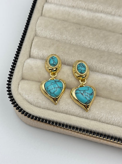 İTHAL KALP DETAYLI FİRUZE TAŞ GÖRÜNÜMLÜ KÜPE