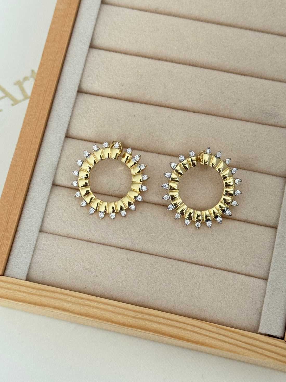 LUMİE TAŞLI HALKA DETAYLI GOLD KÜPE