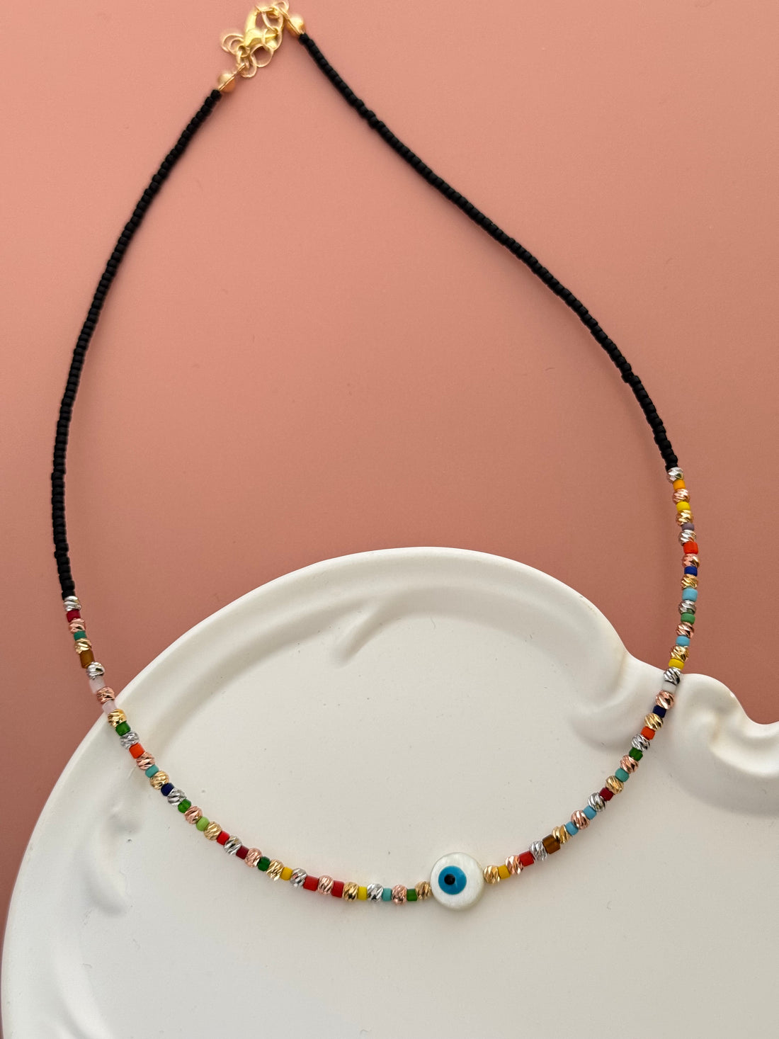 TEVA SEDEFLİ NAZAR NONCUK DETAYLI ALTIN KAPLAMA DORİKA SİYAH BONCUK KOLYE