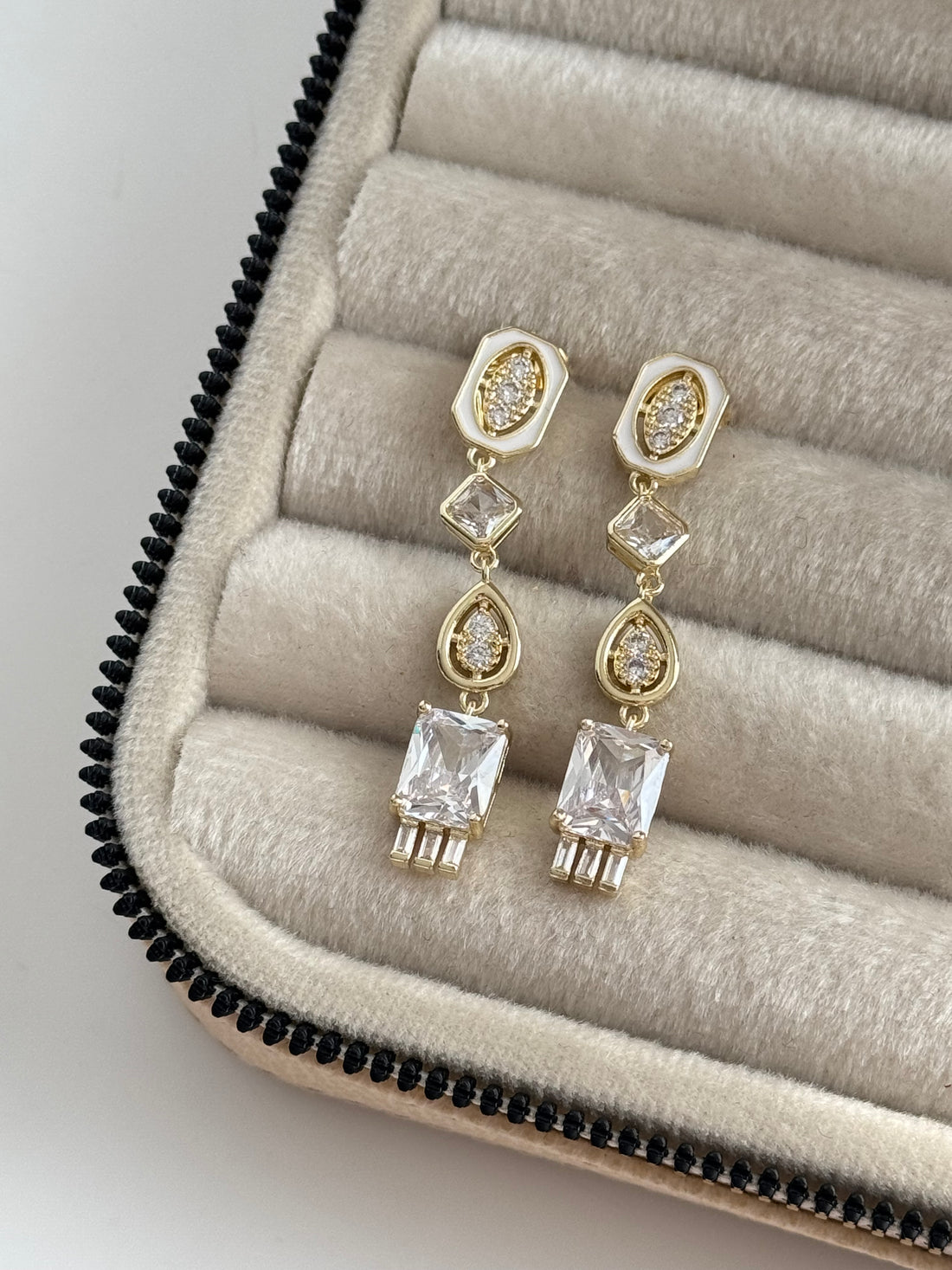 İTHAL BAGET TAŞLI GOLD KÜPE