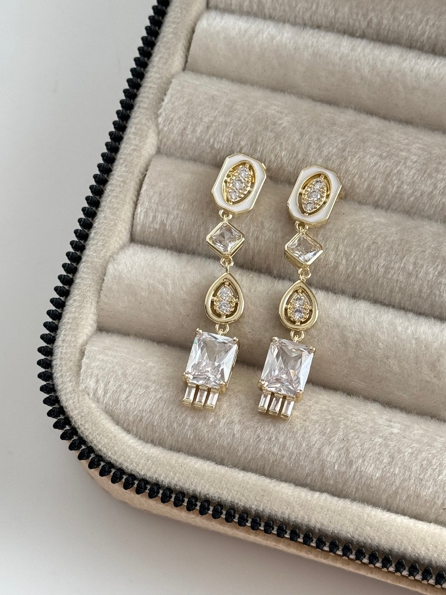 İTHAL BAGET TAŞLI GOLD KÜPE