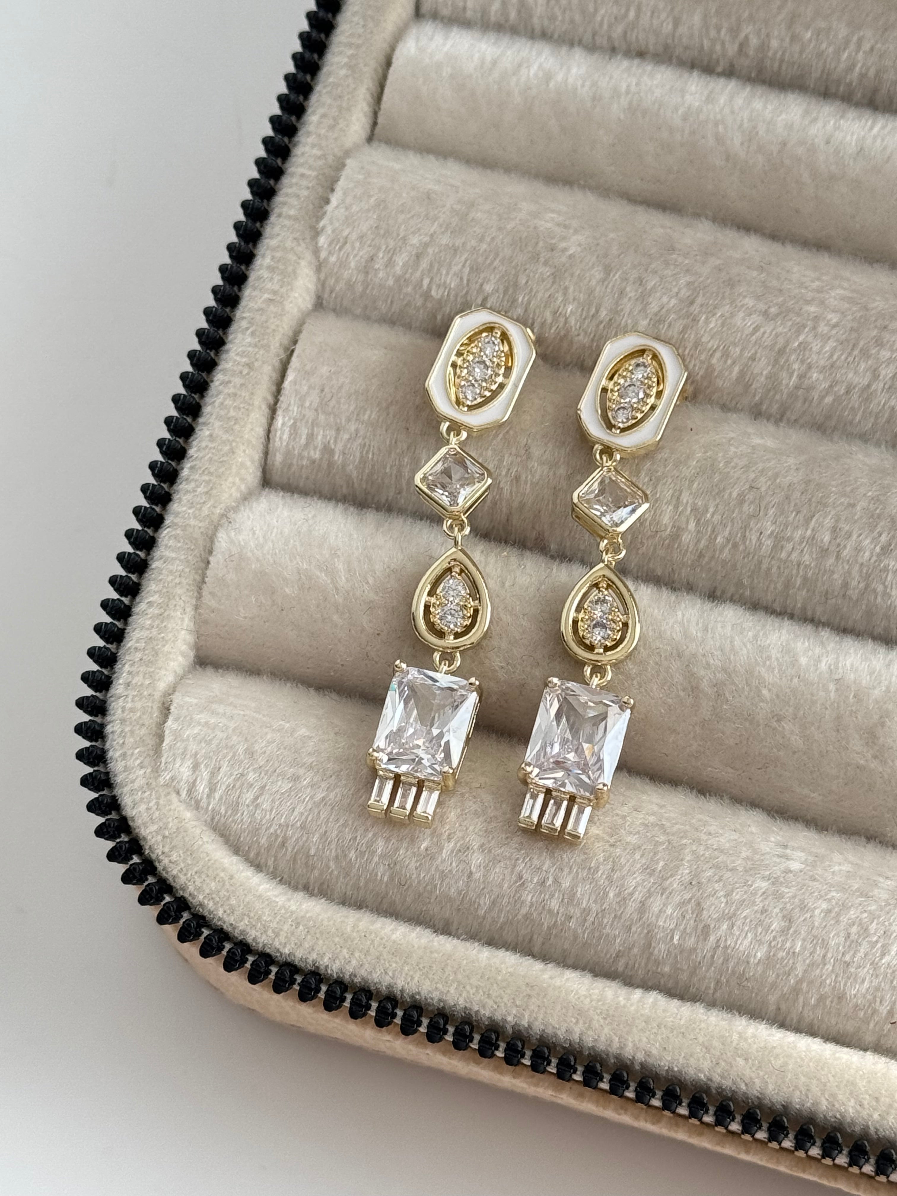 İTHAL BAGET TAŞLI GOLD KÜPE