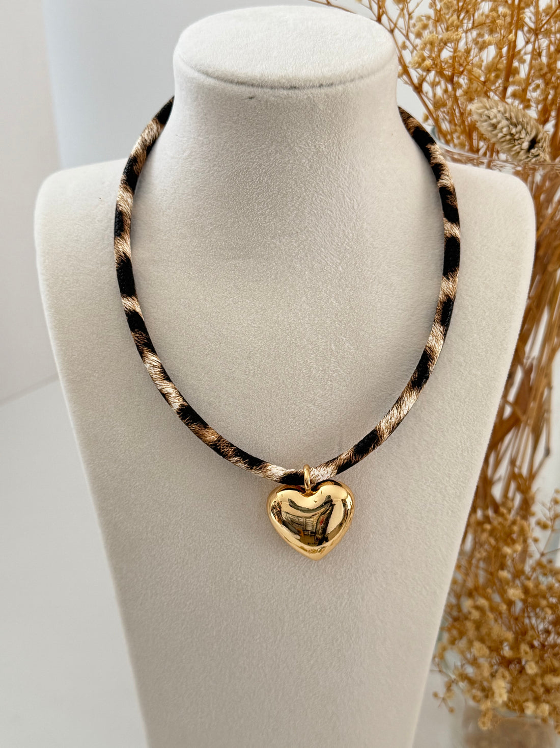 İTHAL KALP DETAYLI LEOPARLI DERİ KORDONLU KOLYE