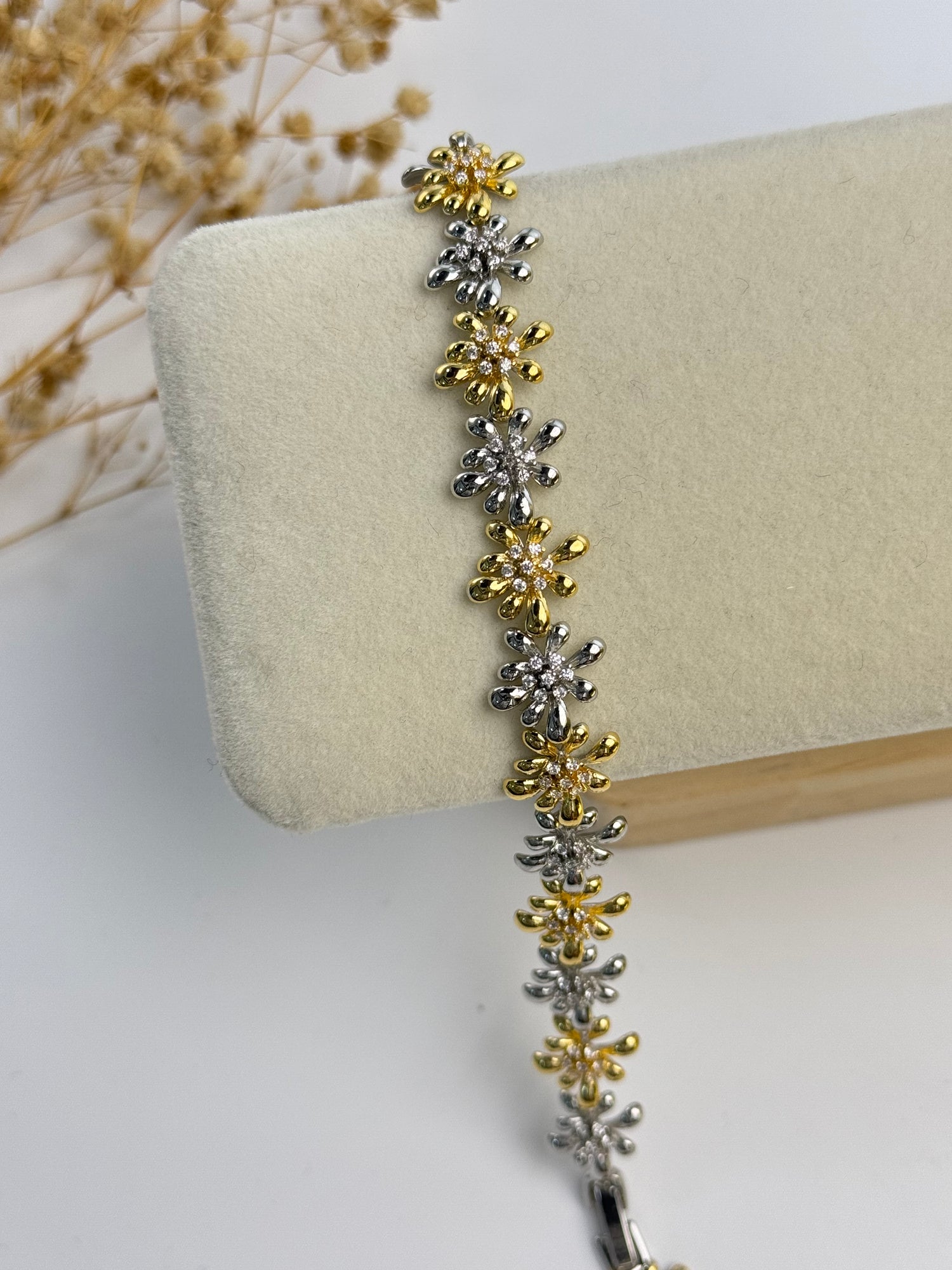 İTHAL ÇİÇEK DETAYLI ÇİFT RENK BİLEKLİK