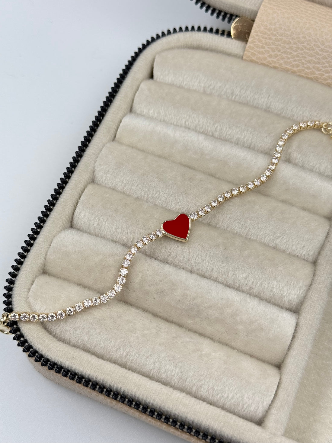 İTHAL KIRMIZI KALP DETAYLI ZİRKON TAŞLI BİLEKLİK