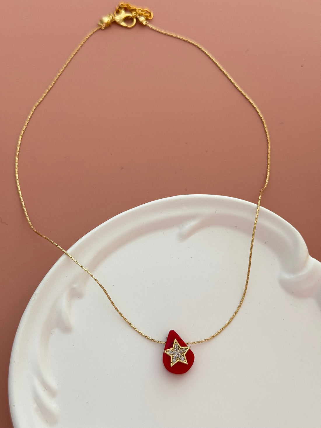 ZUNA YILDIZ DETAYLI MERCAN DOĞAL TAŞLI ALTIN KAPLAMALI KOLYE