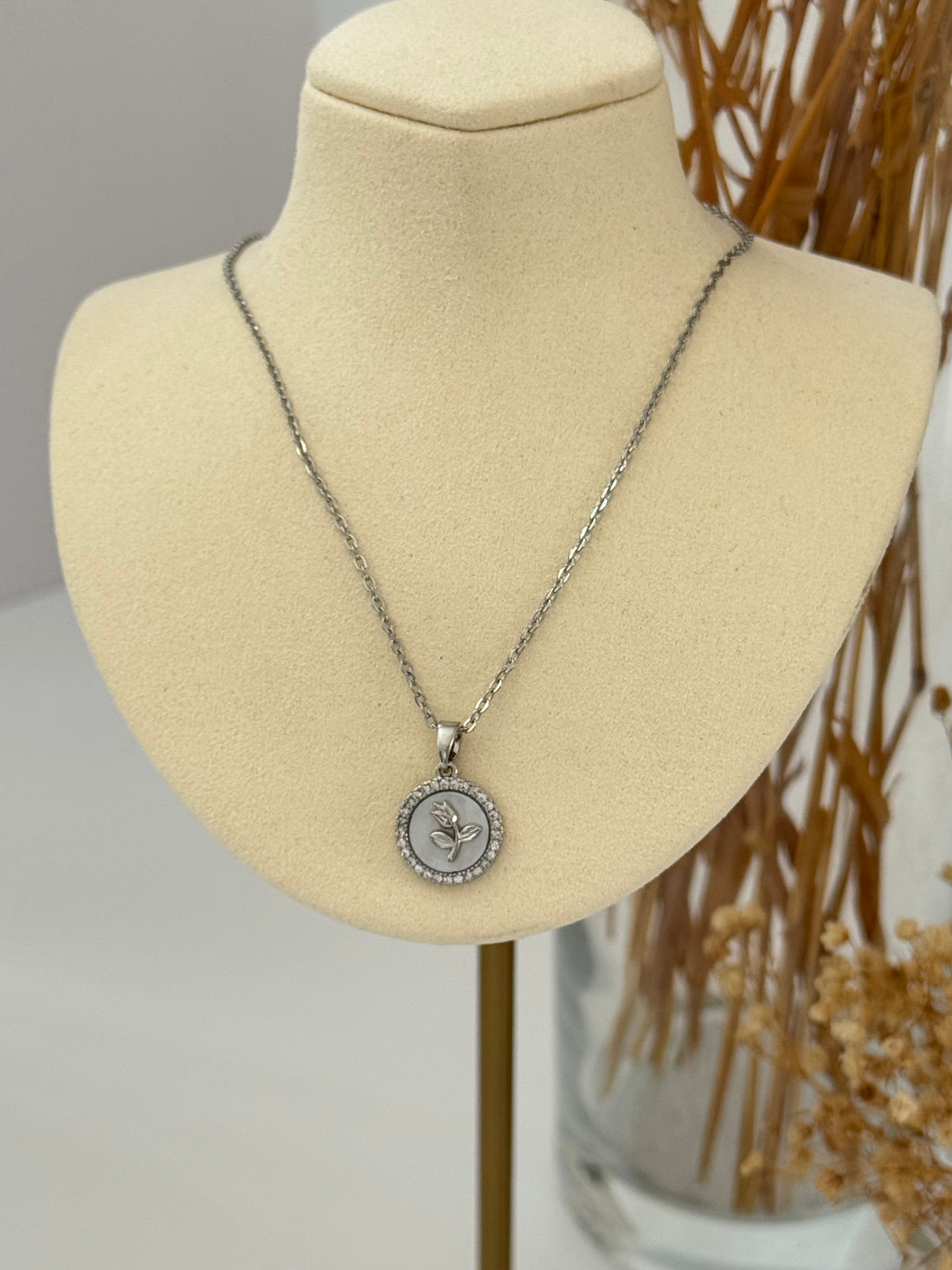 GÜL DETAYLI SİLVER ÇELİK KOLYE