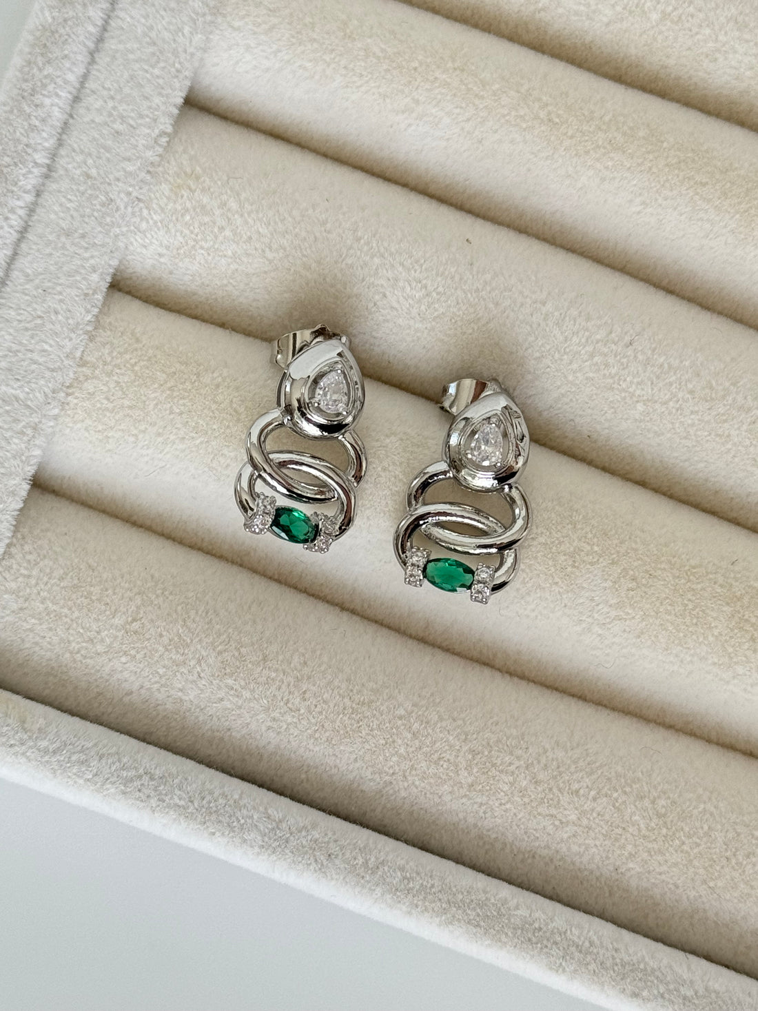 İTHAL YEŞİL TAŞ DETAYLI SİLVER KÜPE