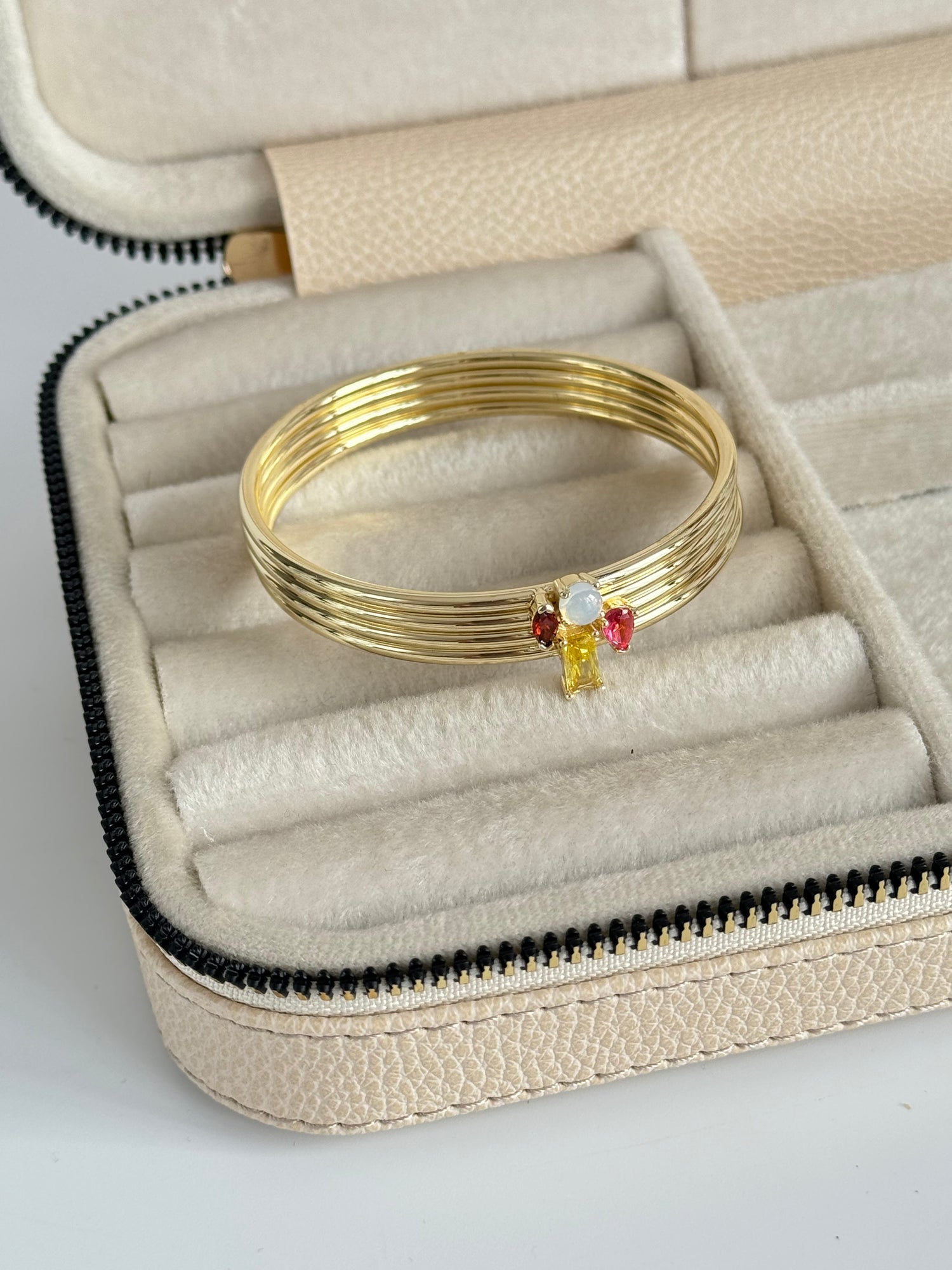 İTHAL RENKLİ TAŞ DETAYLI GOLD BİLEZİK BİLEKLİK