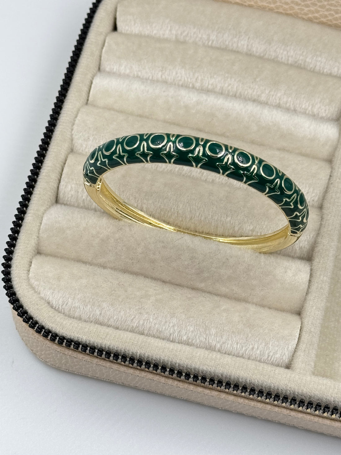 İTHAL YEŞİL MİNELİ TAŞ DETAYLI GOLD KELEPÇE BİLEZİK