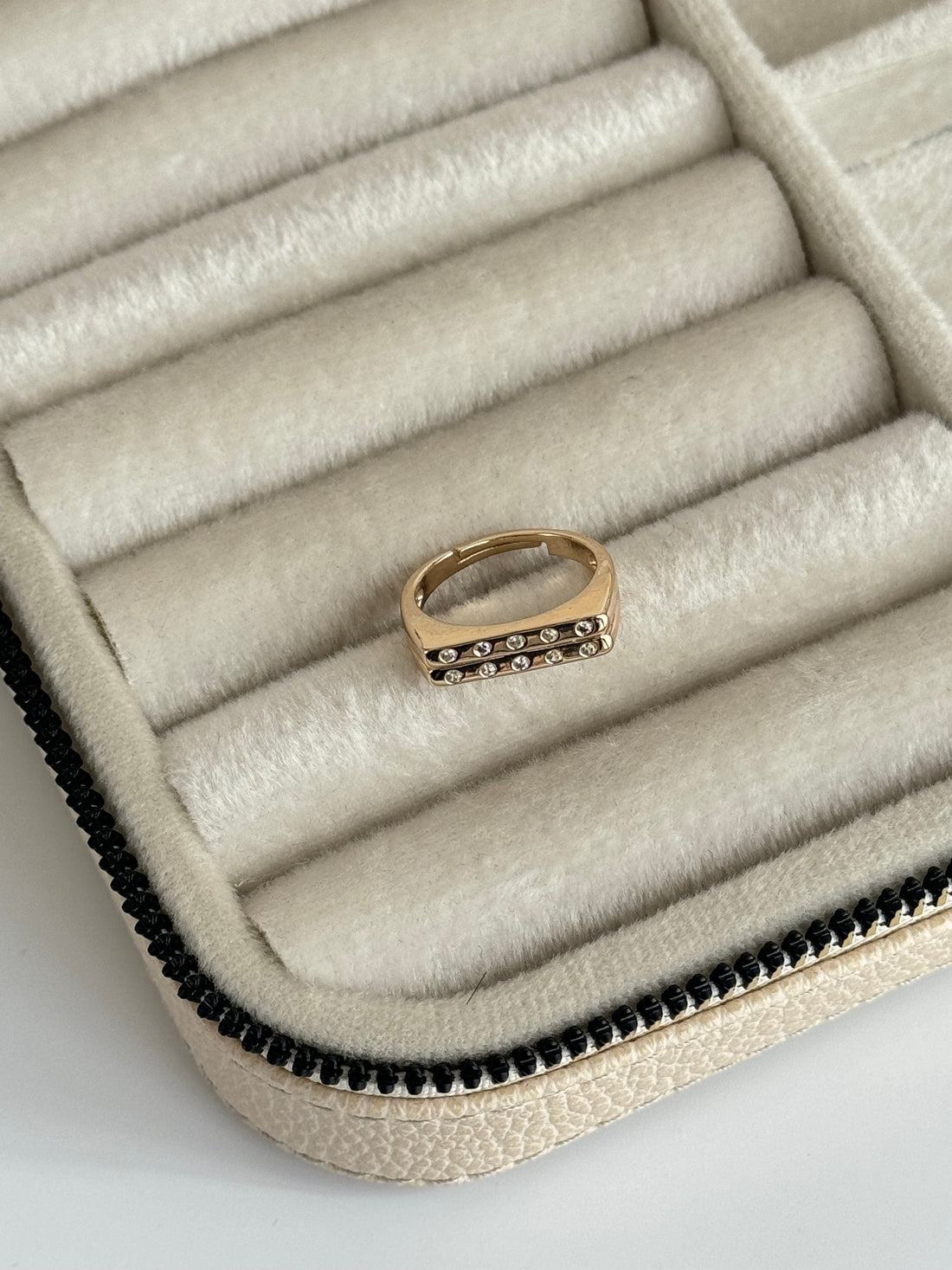 İTHAT TAŞ DETAYLI AYARLANABİLİR GOLD YÜZÜK