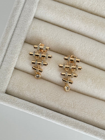 İTHAL KIRMIZI TAŞ DETAYLI GOLD LEYLA KÜPE