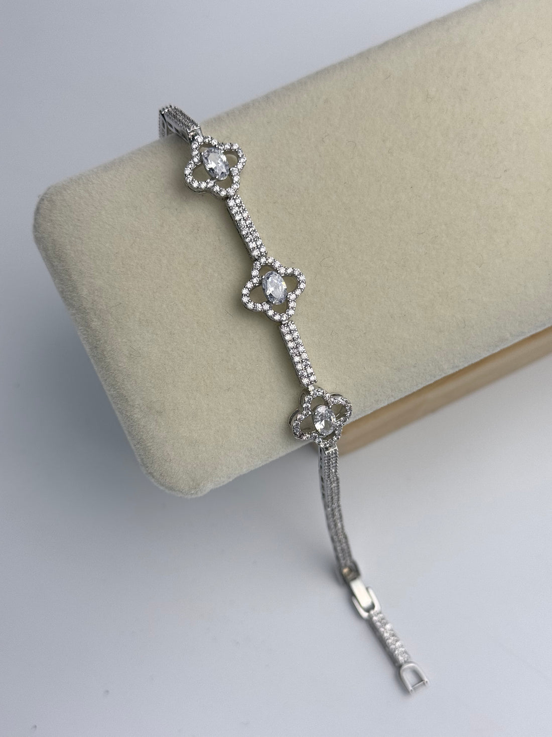 ÇİÇEK DETAYLI İTHAL ZİRKON TAŞLI SİLVER BİLEKLİK