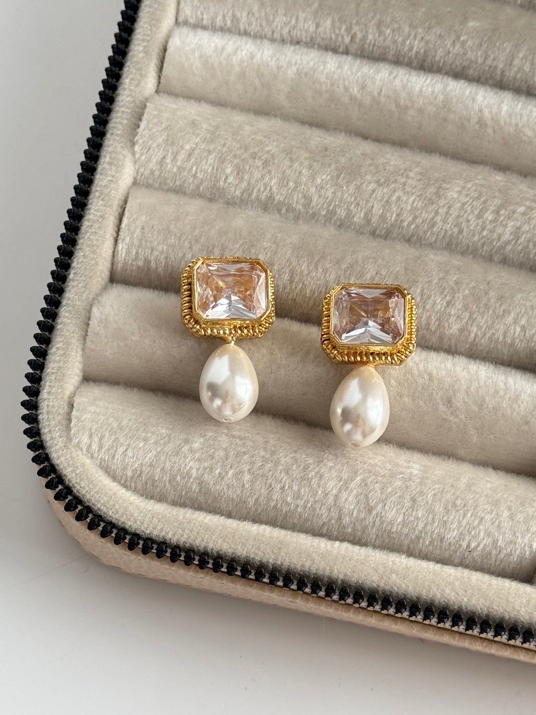 İNCİ DETAYLI BEYAZ TAŞLI ALTIN KAPLAMA KÜPE