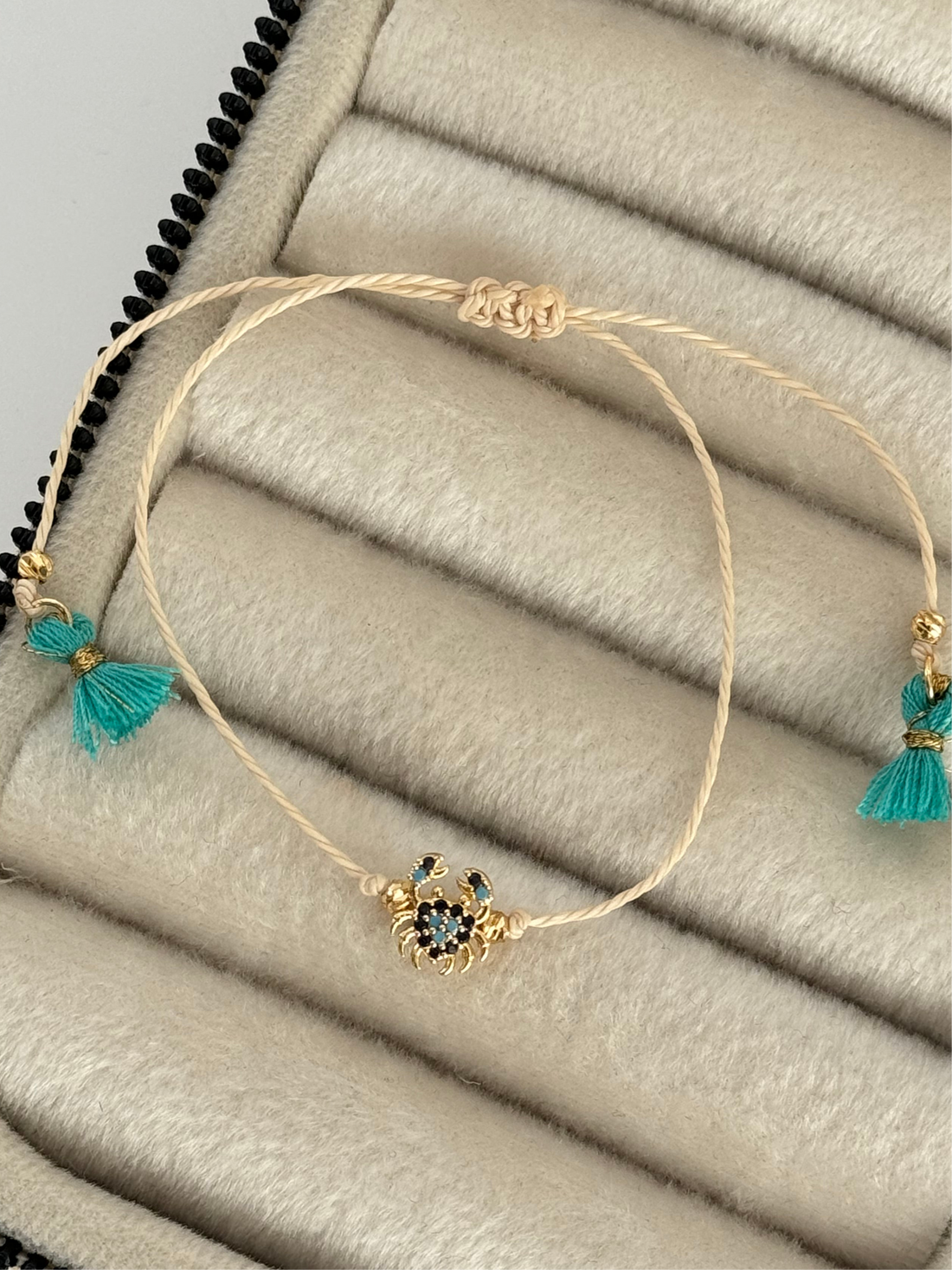 YENGEÇ DETAYLI KREM İPLİ BİLEKLİK