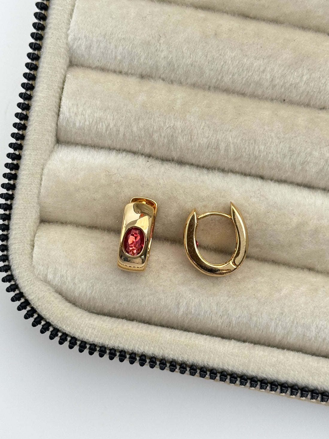 KIRMIZI TAŞLI GOLD HALKA KÜPE