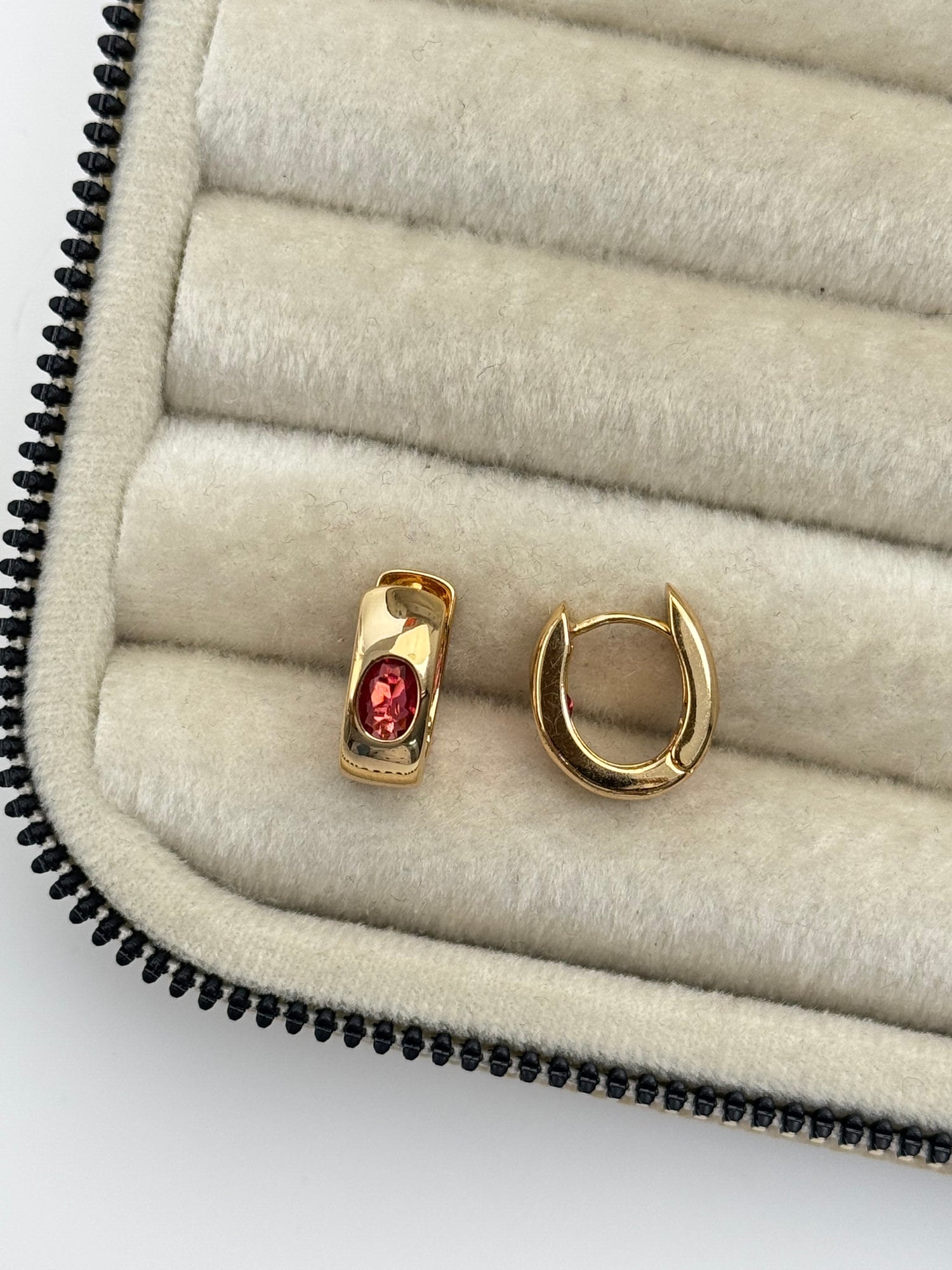 KIRMIZI TAŞLI GOLD HALKA KÜPE