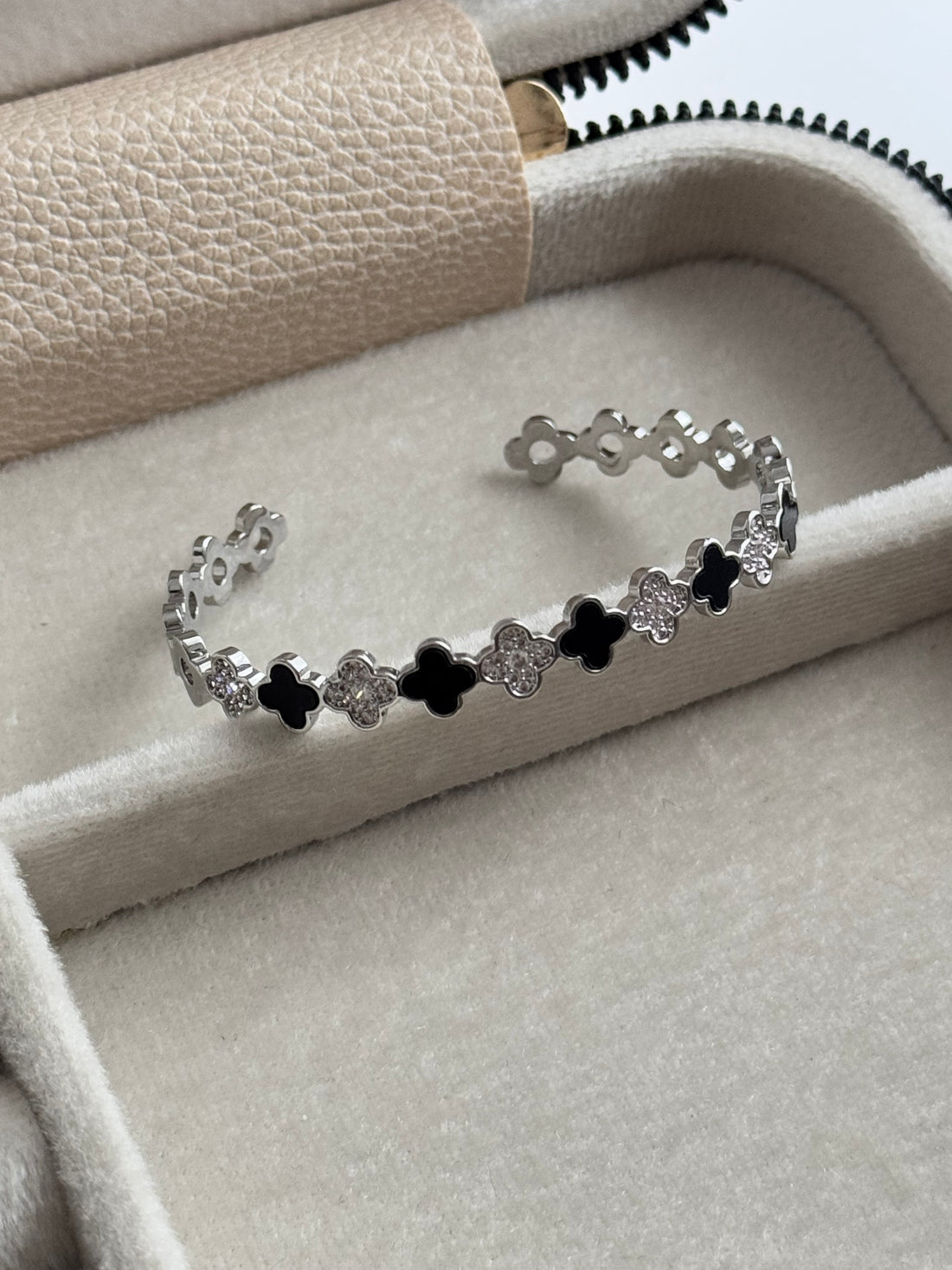 İTHAL YONCA DETAYLI SİLVER AYARLANABİLİR KELEPÇE BİLEZİK